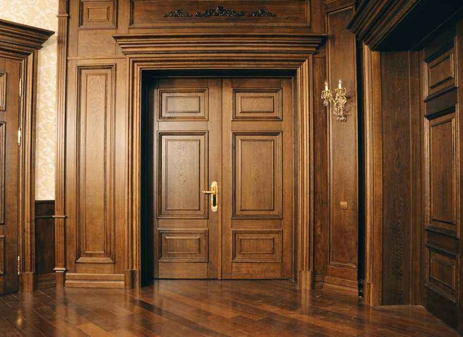 Деревянные двери из массива: достоинства в использовании